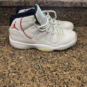 Authentic Jordan platinum tint 11s size 7Y no insoles